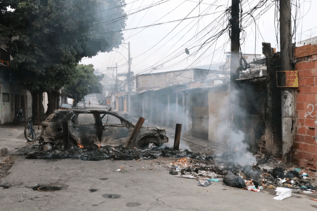 Carro queimado e cenário de caos no Rio de Janeiro, 28 de Outubro de 2025
